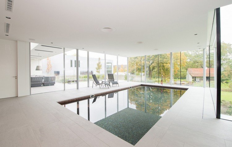 Platt-tak hus-cantilever-rum-inomhus-pool-pool-trädgård-utsikt