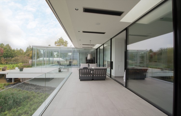 Platt-tak-hus-design-terrass-glas skjutdörrar-glasräcken