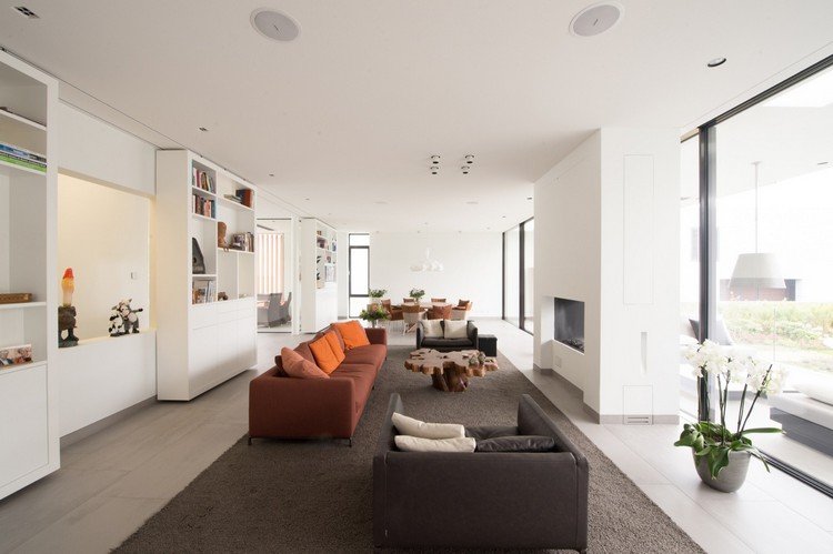 Platt-tak-hus-inredning-design-rymligt-vardagsrum-möbler-rumsavdelare