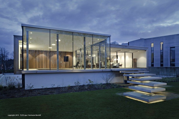Platt-tak-hus-design-stora-fönster-fronter-flytande-trappor-trädgård
