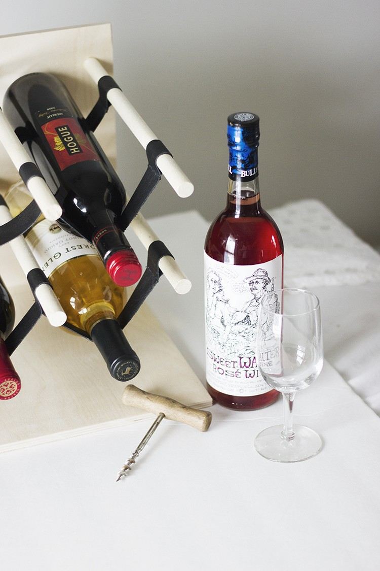 Flaskhylla-bygg-själv-vin-flaskor-butik-läder-remsor