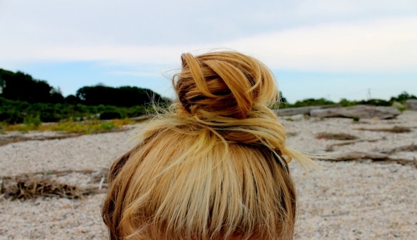 blond-hår-bulle-frisyr-idé-strand