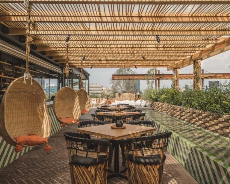 Korgstolar och träbord, hängande stolar, takterrass skapar en exotisk bar