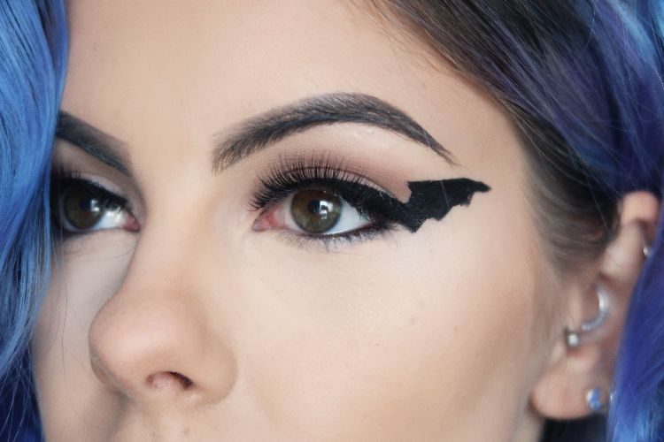 make-up-bat-woman-eyeliner