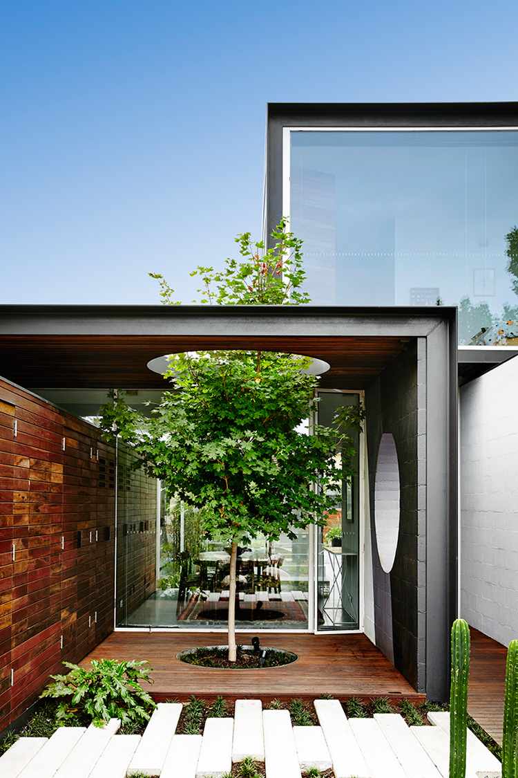 flexibla-väggar-golv-till-tak-fönster-inomhus-trädgård-träd-tak-runt-gap