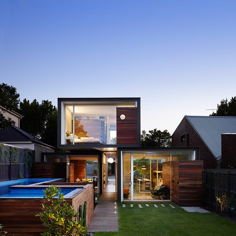flexibla-väggar-golv till tak-fönster-tillbaka trädgård-pool-trä-altandörrar