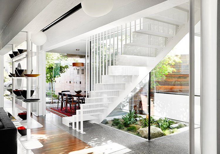 flexibla-väggar-golv-till-tak-fönster-trappor-glas-vägg-vardagsrum
