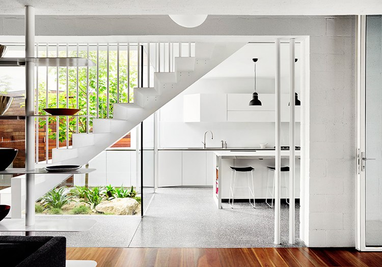 flexibla-väggar-golv-till-tak-fönster-vitt-kök-öppna-modern-design