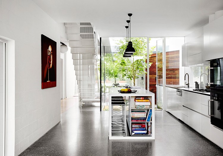 flexibel-väggar-golv-till-tak-fönster-kök-vit-modern-design-glasvägg