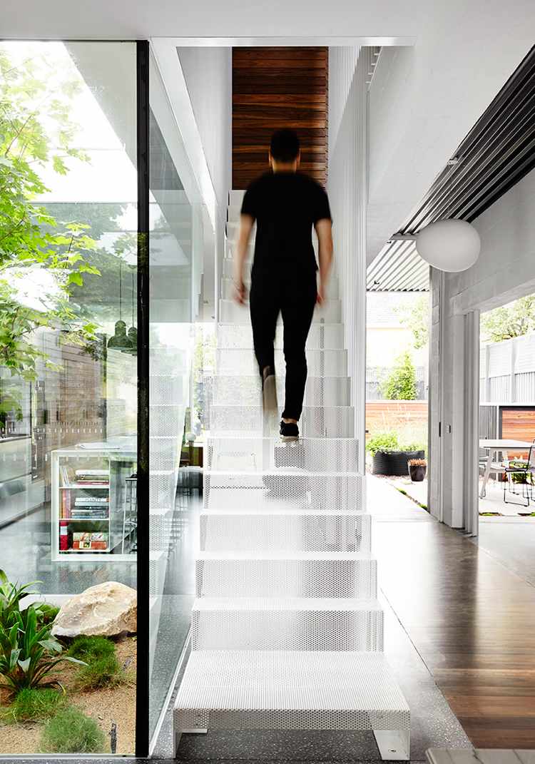 flexibla-väggar-golv-till-tak-fönster-trappor-glas-vägg-interiör-trädgård-moderna