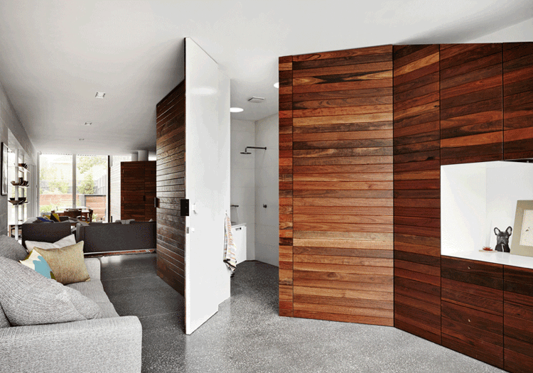 flexibel-vägg-golv-till-tak-fönster-skiljevägg-vägg-trä-väggbeklädnad-soffa-grå