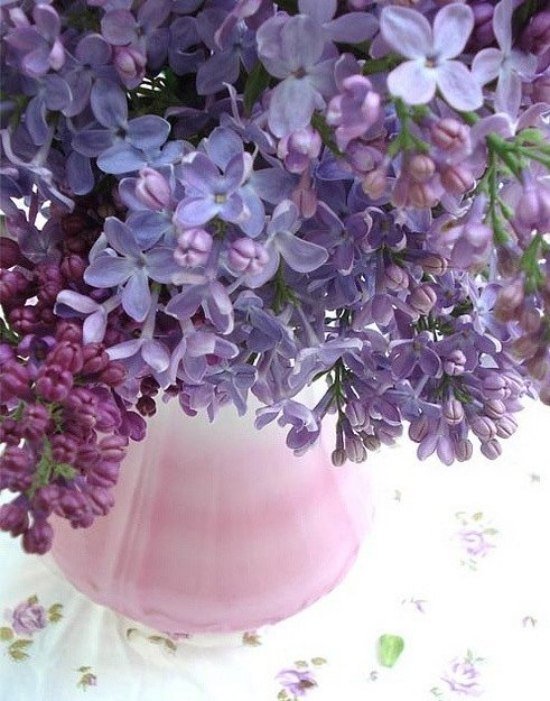bordsdekoration med blommor lila-doftande bukett