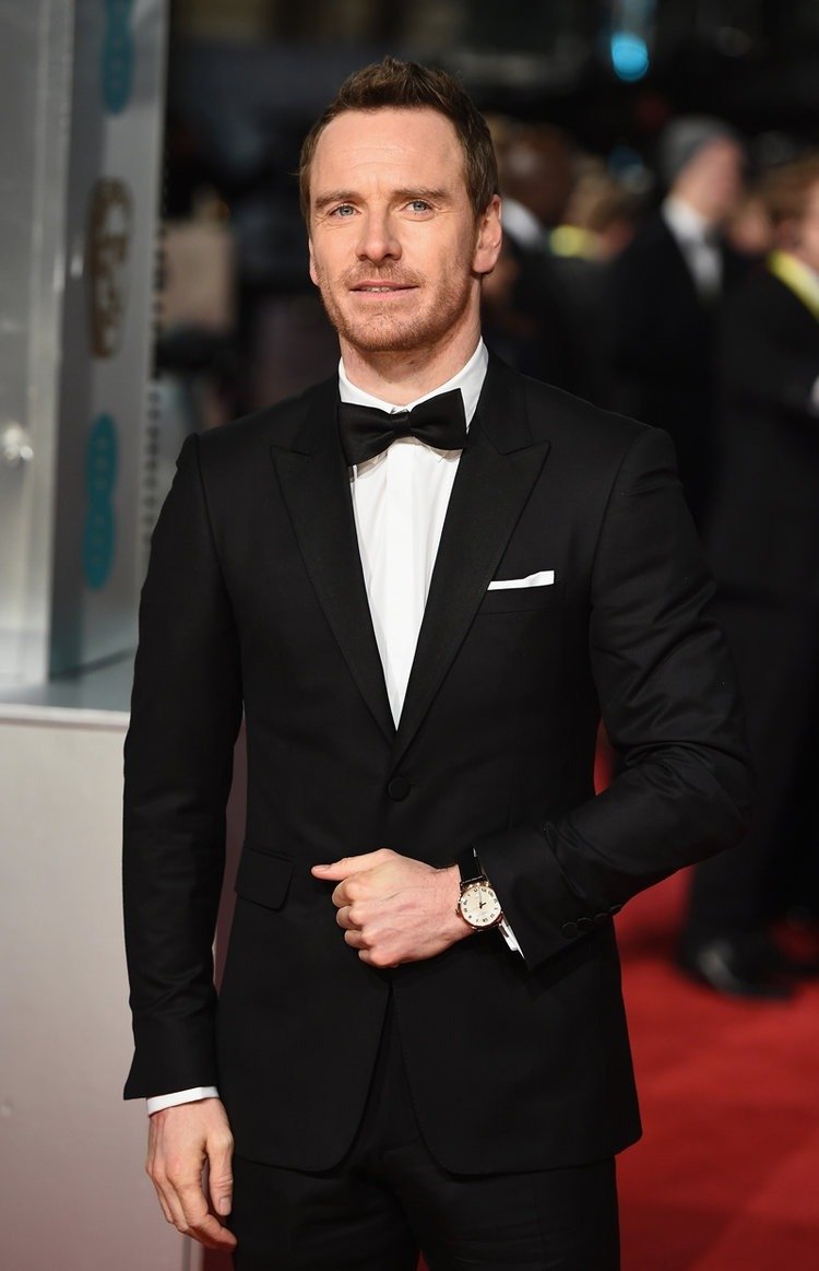 fluga korrekt kombinera välj matchande fluga outfit snygg look svart kostym vit skjorta fassbender skådespelare