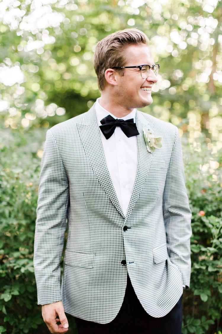 knyta rätt kombination välj rätt rosett outfit ser snygg vit svart kostym informellt tillfälle elegant casual