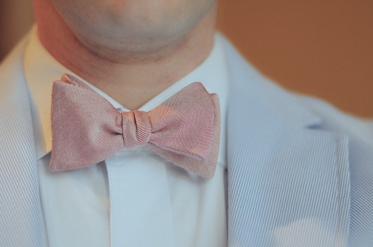 rosa fluga kombinera korrekt välj matchande rosett look snygg vit skjorttextur tygjacka ljusblå