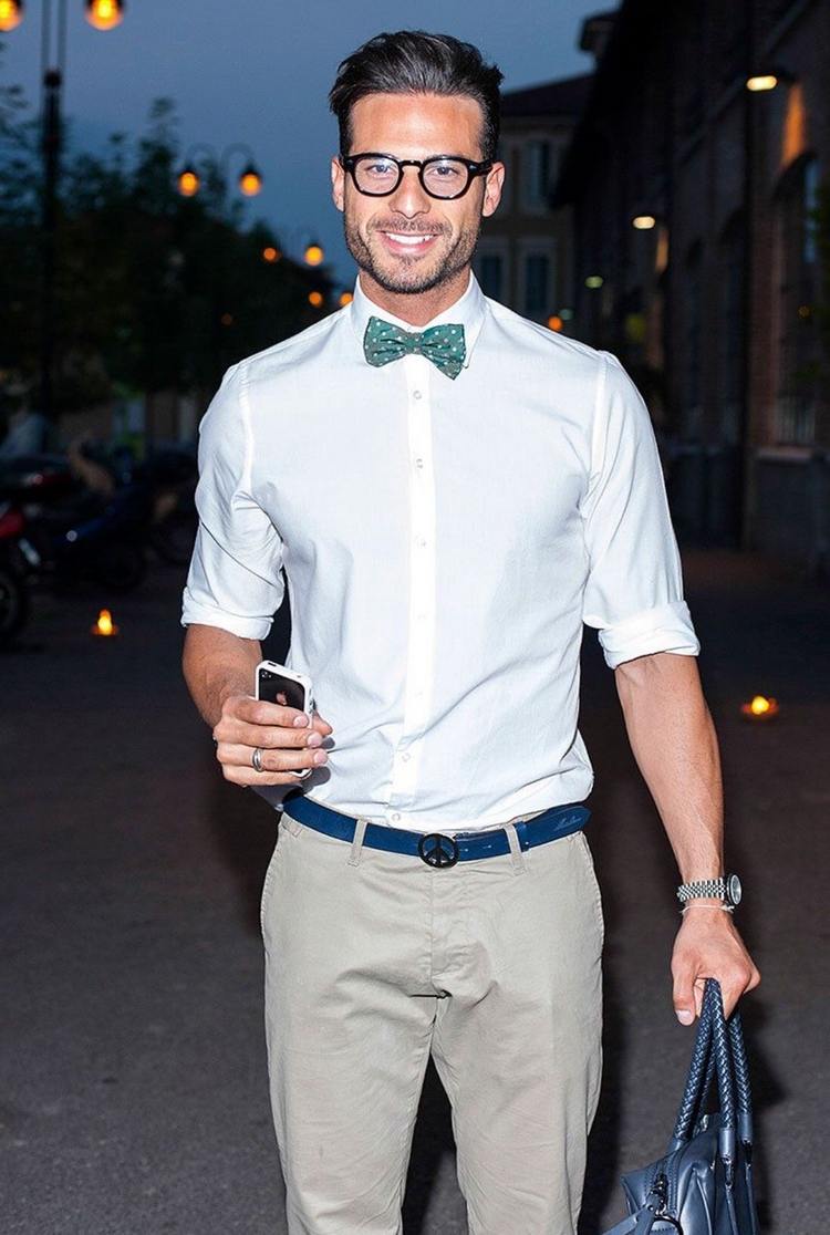 matchande bow outfit snygg look byxor grönmönstrad fluga slips handväska mobiltelefon