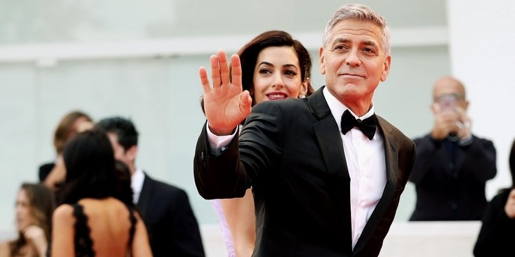 fluga korrekt kombinera välj matchande rosett look snygg svart kostym vit skjorta george clooney vinka