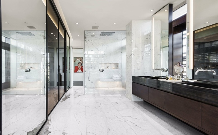 Kakel-i-marmor-badrum-vitt-trä-spegel-tonat-glas-dusch