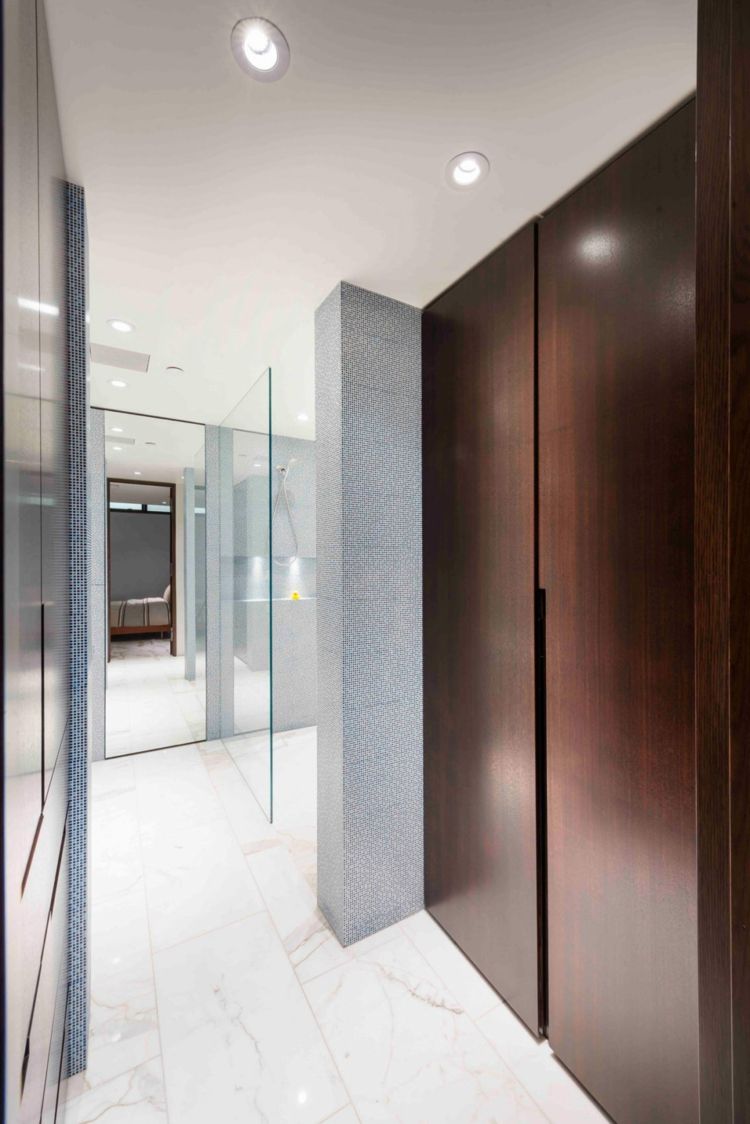 kakel-marmor-badrum-design-inbyggt-i-skåp-mosaik-grå-väggar