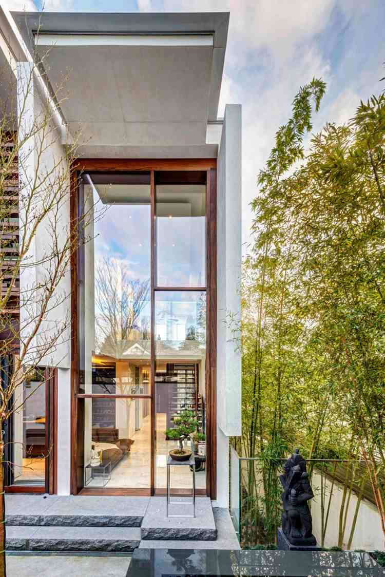 kakel-marmor-entré-stort-fönster-stentrappor-bambu
