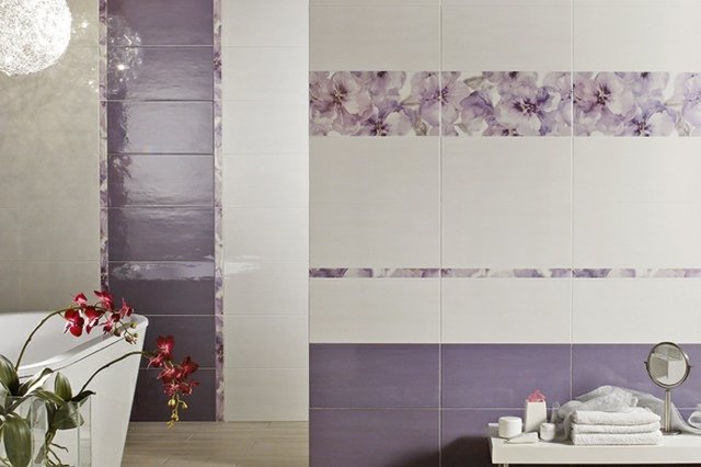 Väggplattor-i-badrummet-med-blommor-i-lila-och-vatten-optik