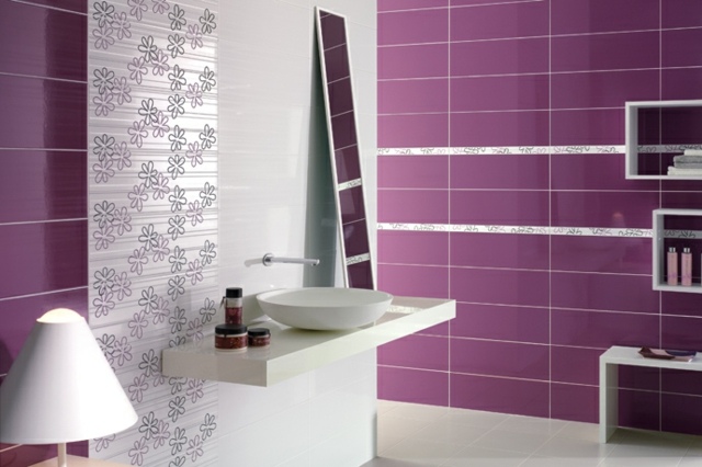 Violett-kakel-med-blommigt-mönster-rektangulärt-format