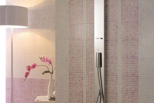 Golvlampa-med-vit-lykta-mosaik-kakel-i-rosa-och-violett.