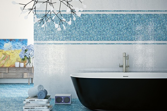 svart-bad-lykta-blå-mosaik-kakel