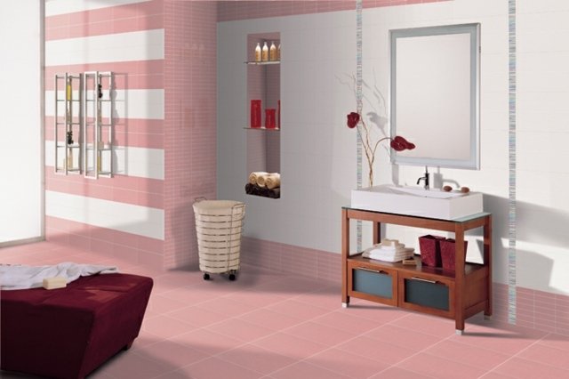 Klädd pall-rosa-kakel-med-dekorativa-ränder-vägg-spegel