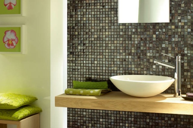gröna-accenter-i-badrum-mosaik-kakel