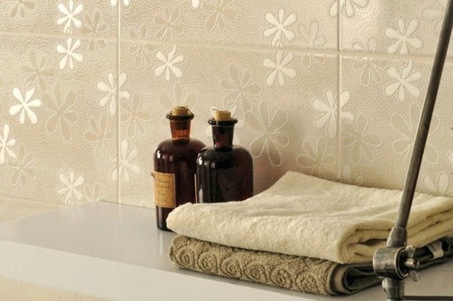 ljus-beige-brickor-med-haptisk-struktur-blommor