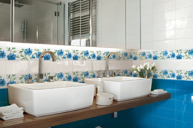 Akvamarin-blå-blommor-och-väggplattor-två-handfat-på-träplatta