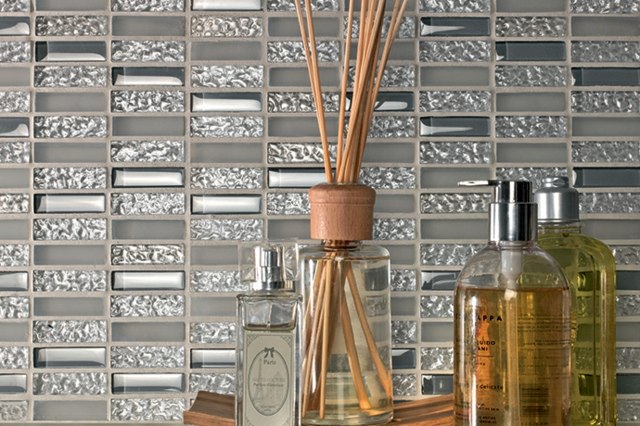 Glas-mosaik-kakel-i-grå-och-transparent-vägg-kakel