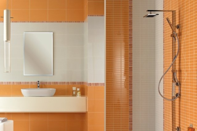 Fresch-orange-små-format-kakel-i-badrummet