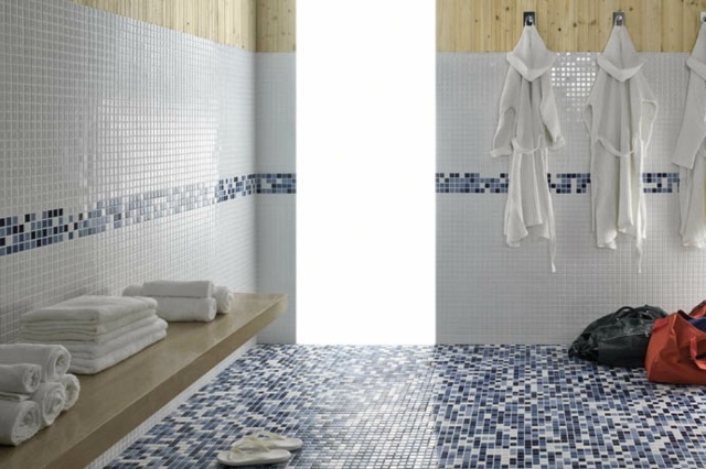 Badrum-område-med-mosaik-och-trä