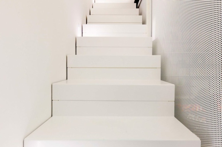 kakel-stort-format-trappor-vit-minimalism-perforerade-paneler-trappa