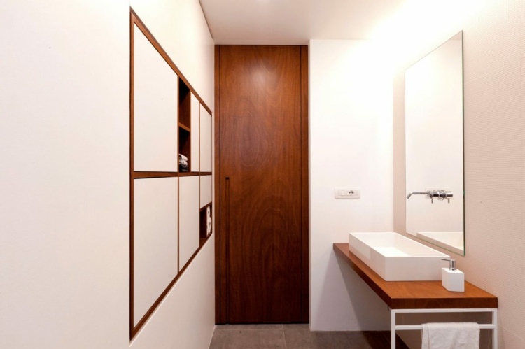 kakel-stort-format-inbyggt-i-hylla-badrum-design-trä-dörr-vita-väggar