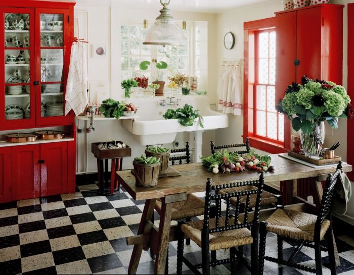 kakel-rutmönster-svart-vitt-kök-rödmålat-skåp-lantlig stil