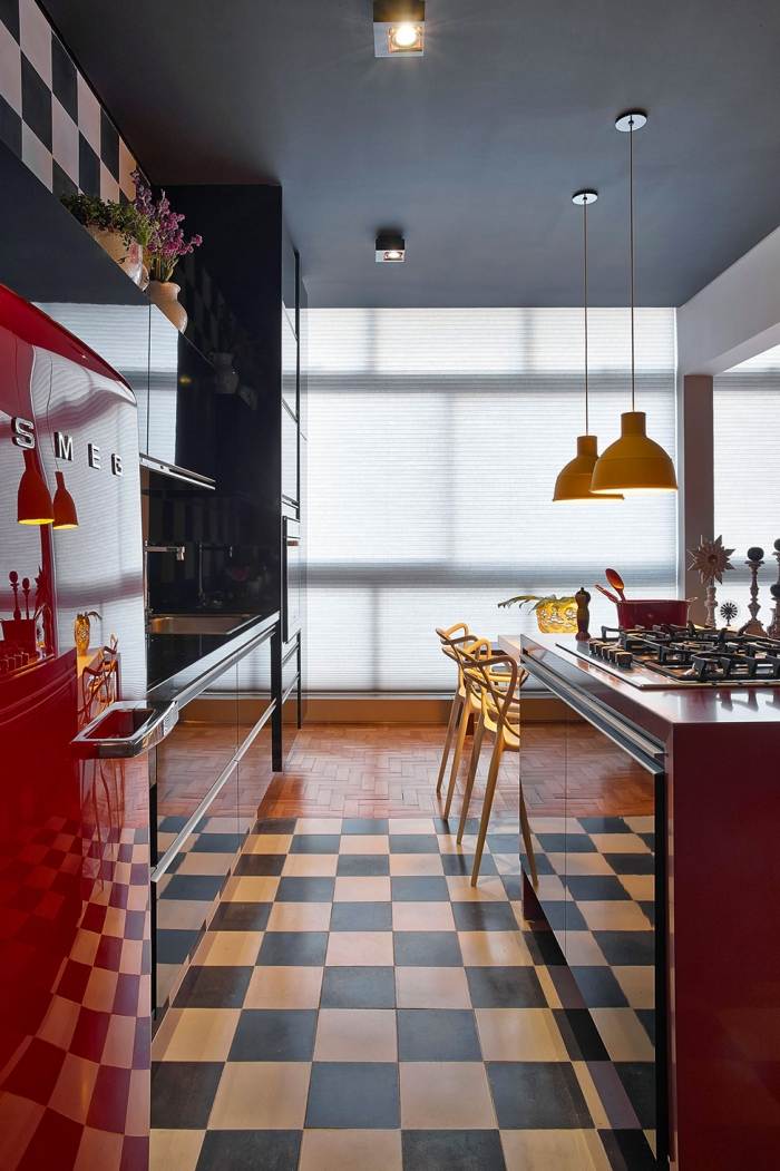 brickor-rutmönster-svart-vitt-kök-rött-smeg-retro-kylskåp