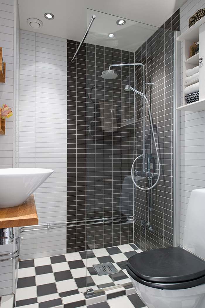 kakel-schackbräda-svart-vitt-badrum-duschkabin-glasvägg