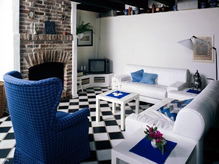 kakel-rutmönster-svart-vit-vit-kobolt-blå-möbler