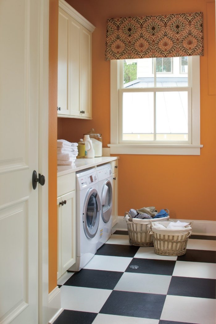 brickor-rutmönster-svart-vit-orange-väggfärg-tvättstuga