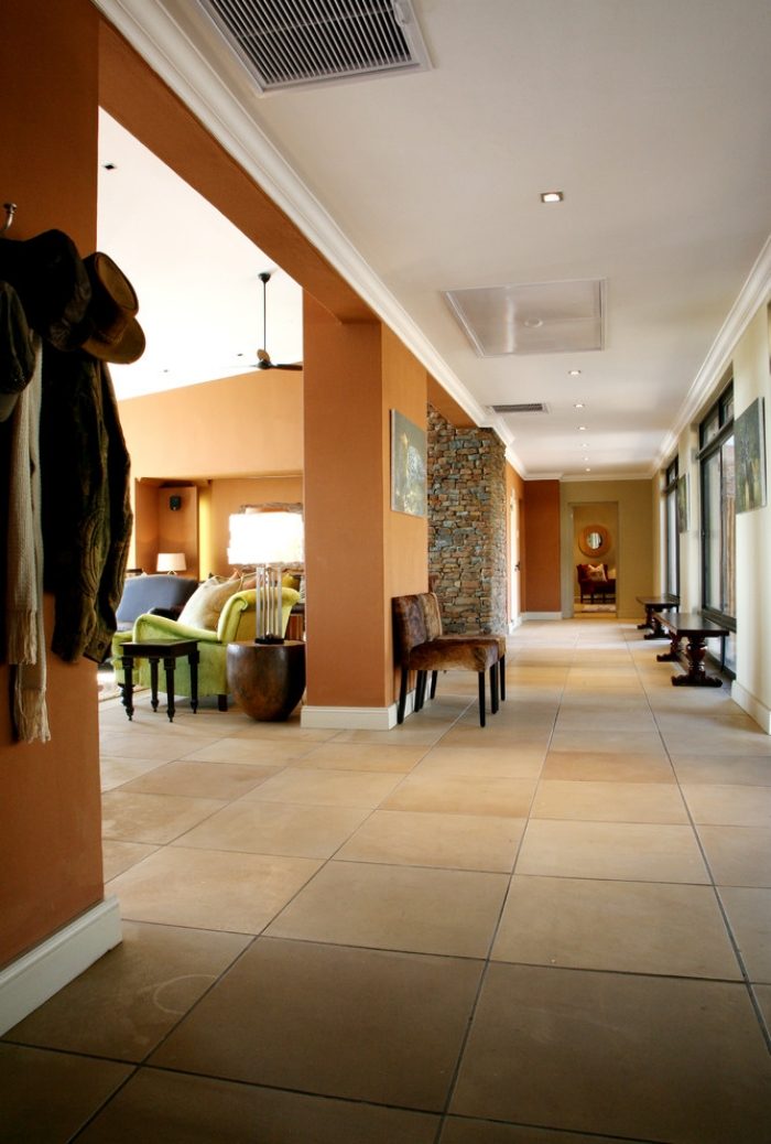 golvplattor-sandsten look-mörk orange-vägg färg-korridoren
