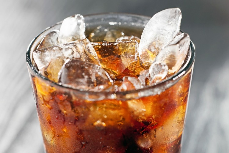 Kakelrengöring-cola-glas-is-tärning-kolsyra-vätska
