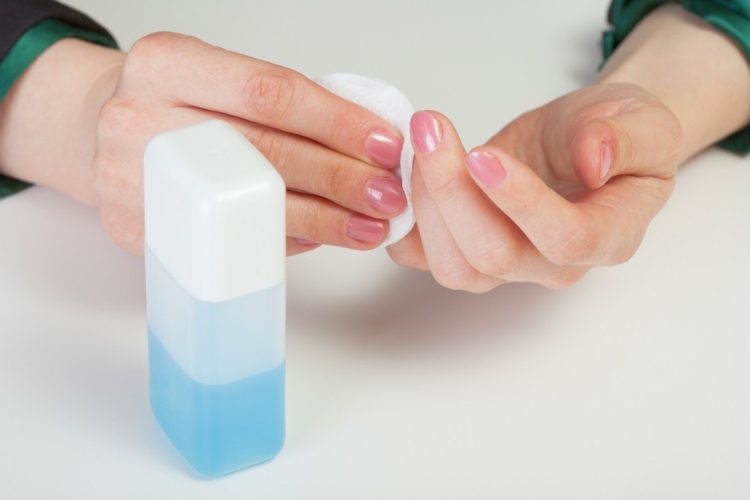 Kakel-rengöring-nagellack-remover-flaska-bomull pad-händer