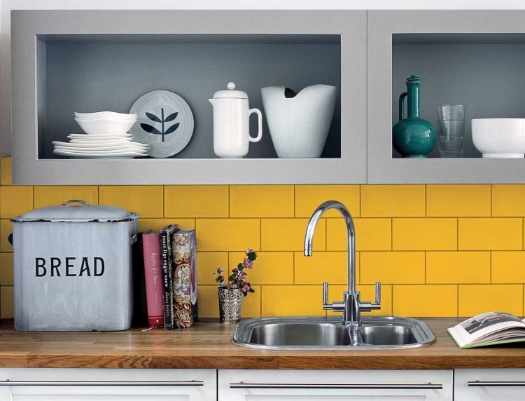 Kakelmålning gul-kaklat-grå-vägg-skåp-kök