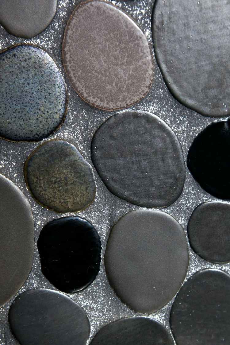 kakel, glitterfogar, småsten skapar ett golvbeläggning som är naturligt effektivt
