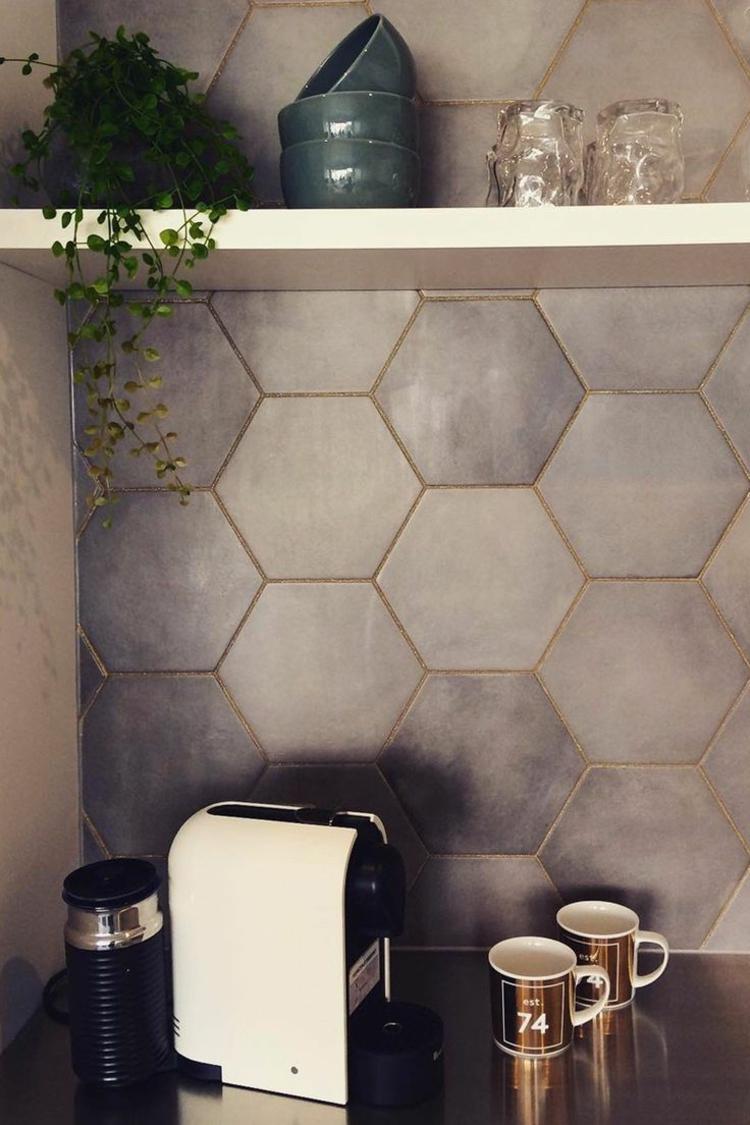 kakel fogning glitter hexagon grå minimalistisk effekt accent kök