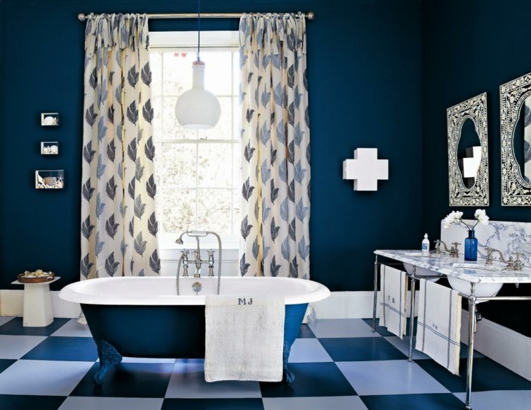 mörkblå väggbyggnad kakel färger idéer vit schackbräda gardiner badkar