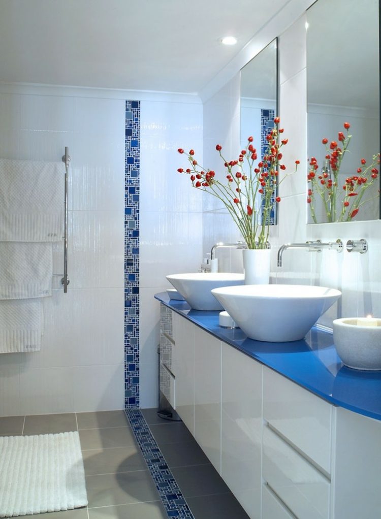 accent blå vit badrum kakel färg mosaik konsol